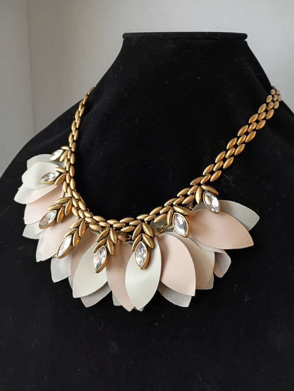 Adorable Stella And Dot Rhinestone Necklace
